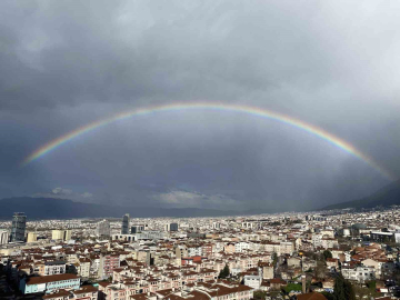 Bursa’da yağmur sonrası gökkuşağı şöleni