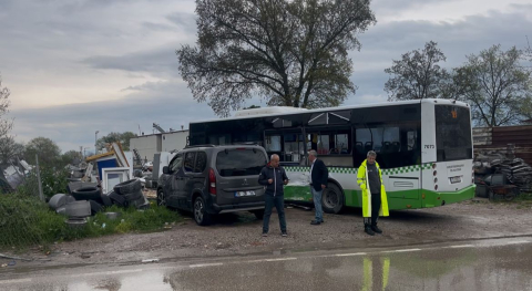 Belediye otobüsü ile nakliye kamyonu çarpıştı: 2 yaralı