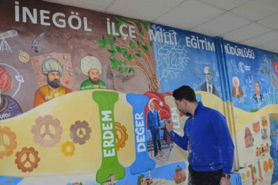 Engelli öğretmen Türkiye Yüzyılı Maarif Modeli müfredatını duvara resmetti
