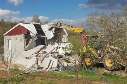 İnegöl’de 142 kaçak yapı yerle bir edildi