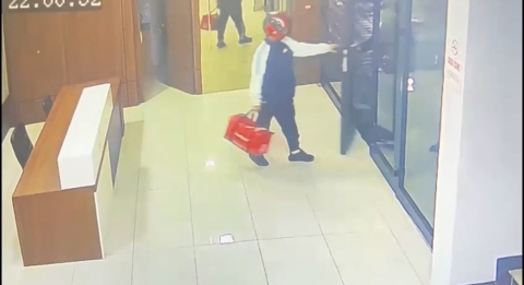 Kurye kılığıyla girdiler, silahla alıkoydular... Özel Harekat kapıları koçbaşıyla kırdı