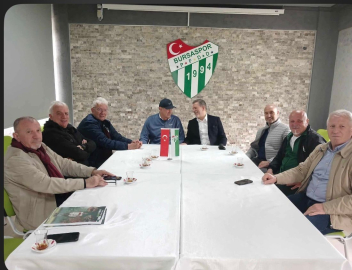 Bursaspor’un unutulmaz kaptanı Özden’in kitabı öğrencilere dağıtıldı