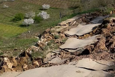 Bursa’da meydana gelen heyelan yolu parçalara ayırdı