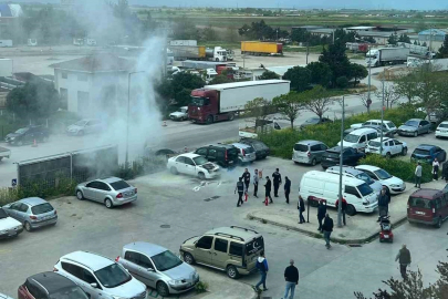 Otoparktaki otomobil, alev topuna döndü