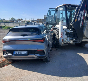 İnegöl’de otomobil iş makinasına çarptı: 1 yaralı