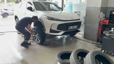 1 Mayıs’ta işçiler meydanda, lastikçiler tezgahta