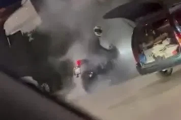 Akaryakıt istasyonu içinde lastik yakan motosiklet böyle görüntülendi
