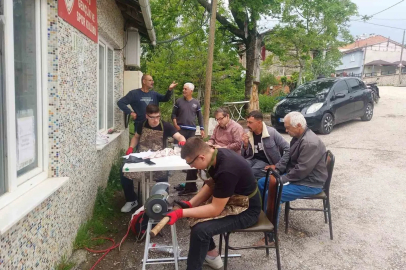 İnegöl’de öğrenciler kurbanlık bıçaklarını biledi
