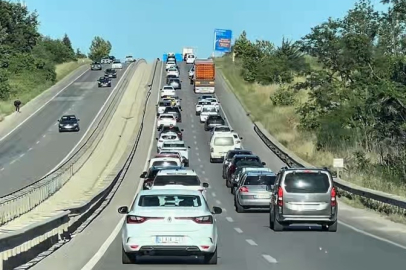 Dönüş yoğunluğu başladı, yollarda uzun kuyruklar oluştu