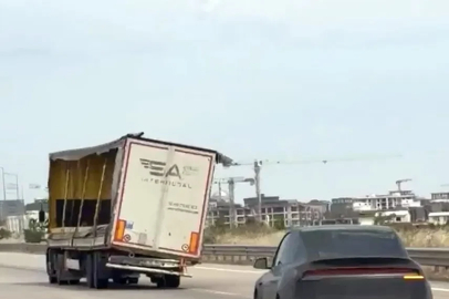Yana yatmış şekilde seyreden dorse korkuttu
