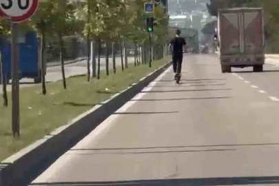 Elektrikli scooter üzerinde tehlikeli yolculuk kamerada
