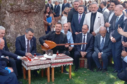 Bakan Tekin Bursa’da çınar altında türkü söyledi, Anadolu peynirlerini tattı
